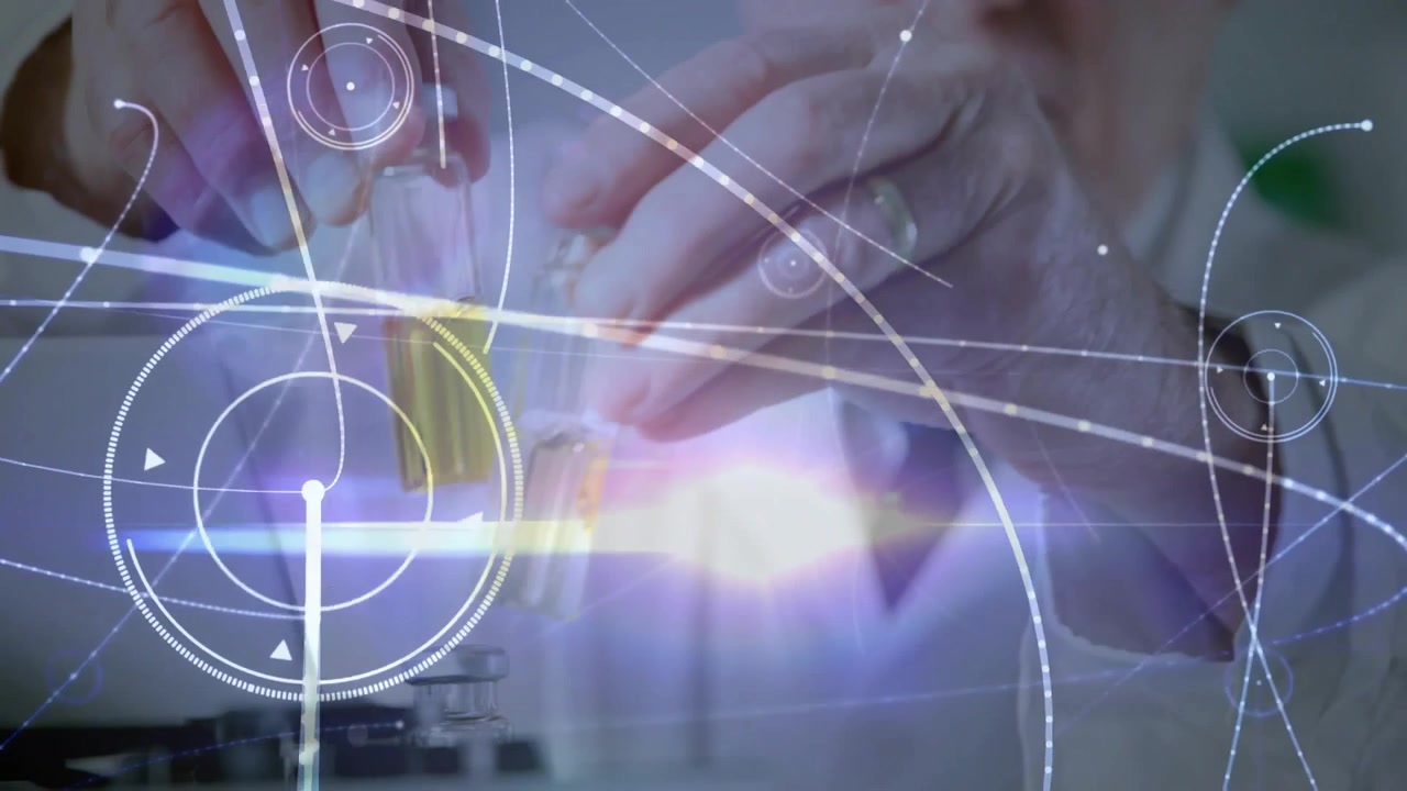 Scienziato senior che raggiunge una rastrelliera per provette, confrontando una fiala gialla sotto una sovrapposizione digitale in laboratorio scientifico.