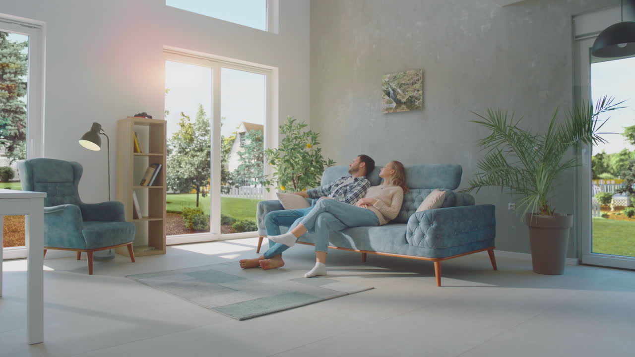 pareja relajándose en el sofá