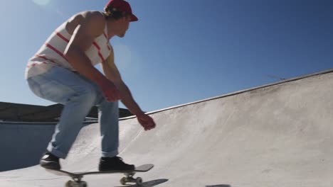 Kaukasischer-Mann,-Der-An-Einem-Sonnigen-Tag-Auf-Dem-Skateboard-Reitet-Und-Springt