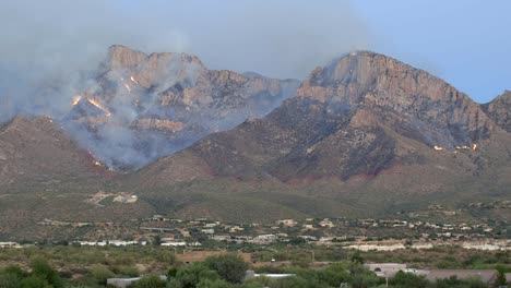 Rauch-Und-Flammen,-Santa-Catalina-Berge-Während-Bighorn-Wildfire-Arizona-Usa