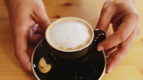 un café y las manos cerradas