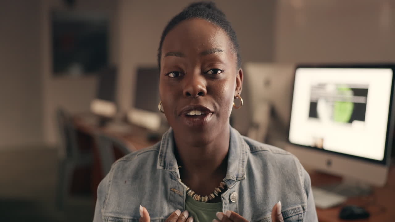 프레젠테이션이나 비디오 통화를 하는 흑인 여성