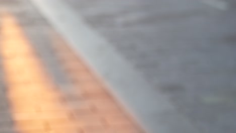 personas caminando por una calle de la ciudad con la luz del sol