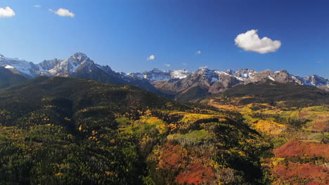 Monte-Sniffels-Dallas-Gama-Colorado-Aéreo-Cinematográfico-Zumbido-Soleado-Mañana-Otoño-Colores-De-Otoño-San-Juans-Ridgway-Rancho-Ralph-Lauren-14er-Millón-De-Dólares-Autopista-Montañas-Rocosas-Hacia-Atrás-Revelar-Movimiento