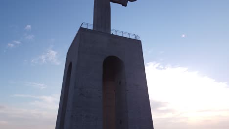 Dröhne-In-Mittlerer-Höhe-Rückwärts-Aus-Der-Mächtigen-Cristo-Rei-Statue,-Bis-Der-Retter-In-Sicht-Kommt