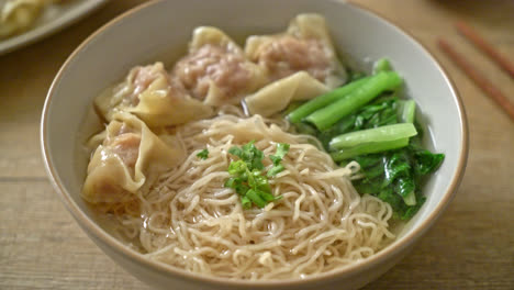 Fideos-De-Huevo-Con-Sopa-Wonton-De-Cerdo-O-Sopa-De-Albóndigas-De-Cerdo-Y-Verduras---Estilo-De-Comida-Asiática