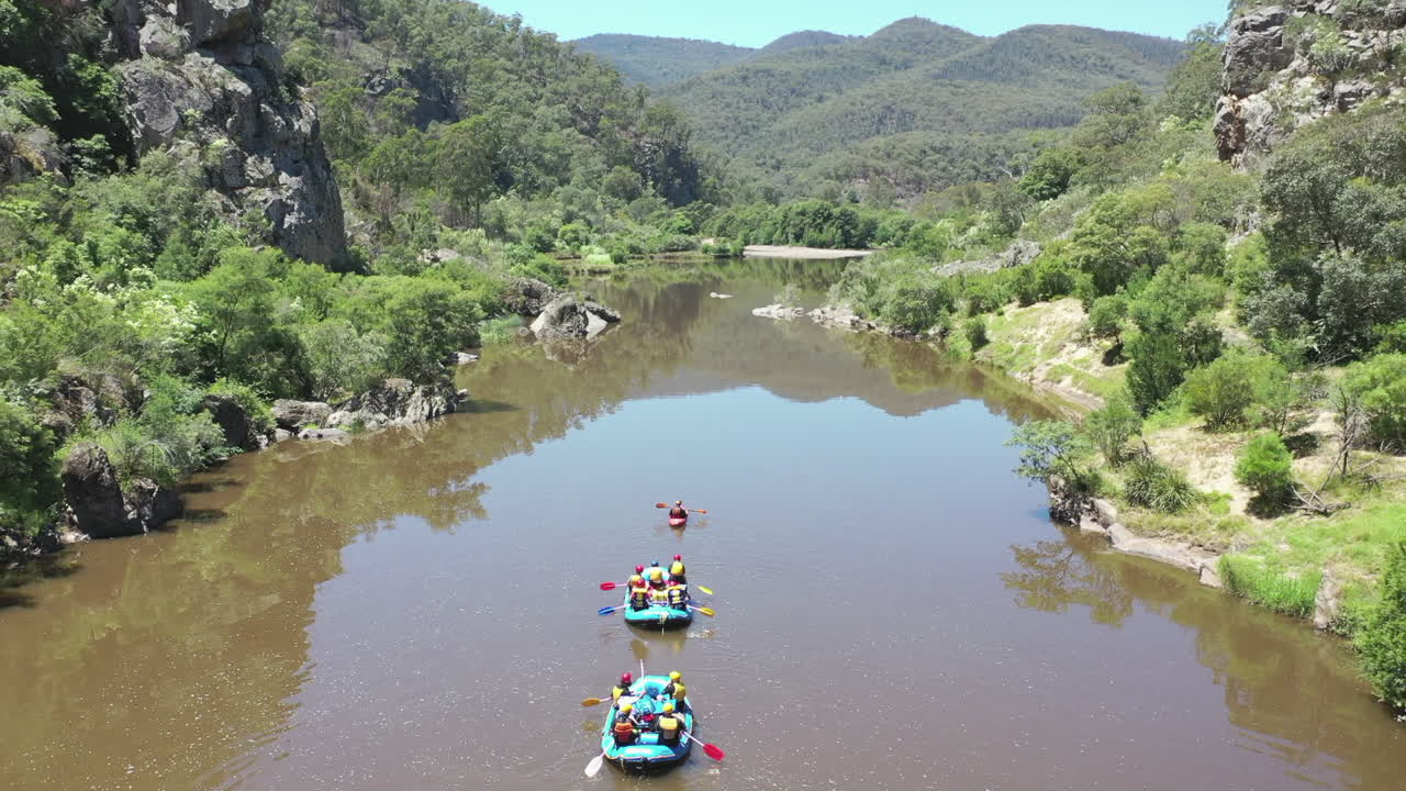 antena: balseros reman sección plana del río en un hermoso paisaje