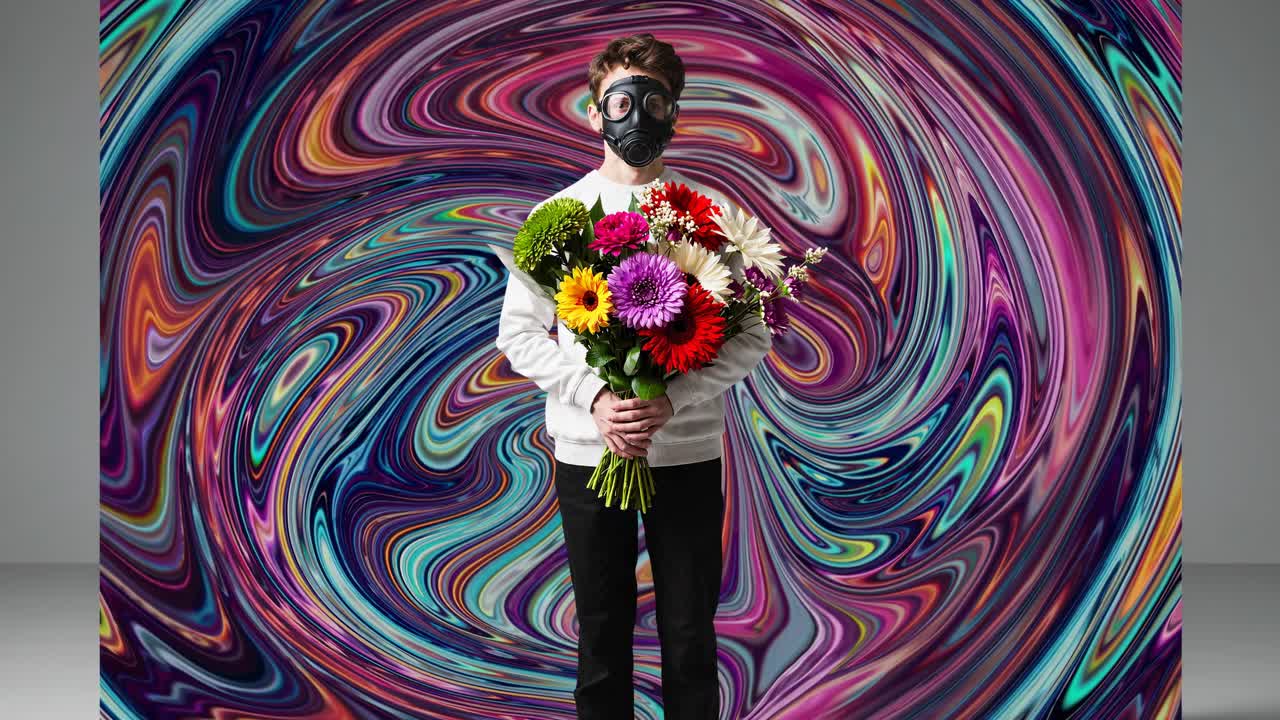 꽃과 함께 가스 마스크를 입은 남자