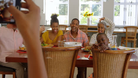 Feliz-Familia-Multigeneración-De-Raza-Mixta-Haciendo-Clic-En-La-Foto-Con-El-Teléfono-Móvil-En-Casa-4k