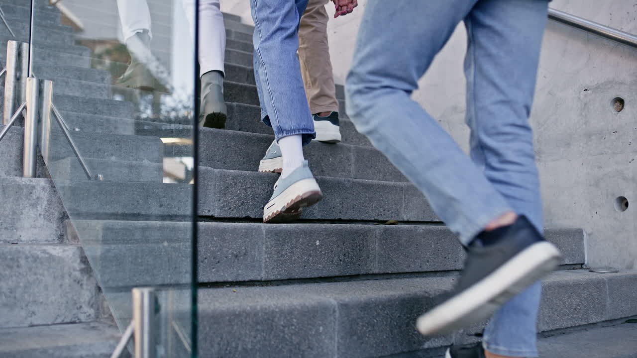 사람들이 계단을 올라가고 있습니다.