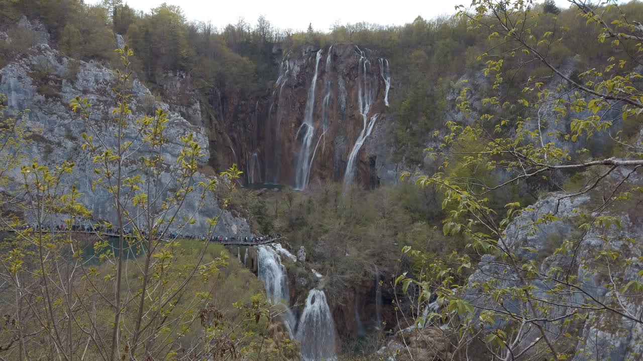 plano general de la cascada veliki slap mientras los turistas se acercan en la distancia para admirar