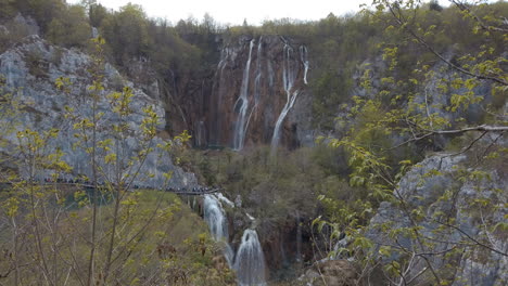 Plano-General-De-La-Cascada-Veliki-Slap-Mientras-Los-Turistas-Se-Acercan-En-La-Distancia-Para-Admirar