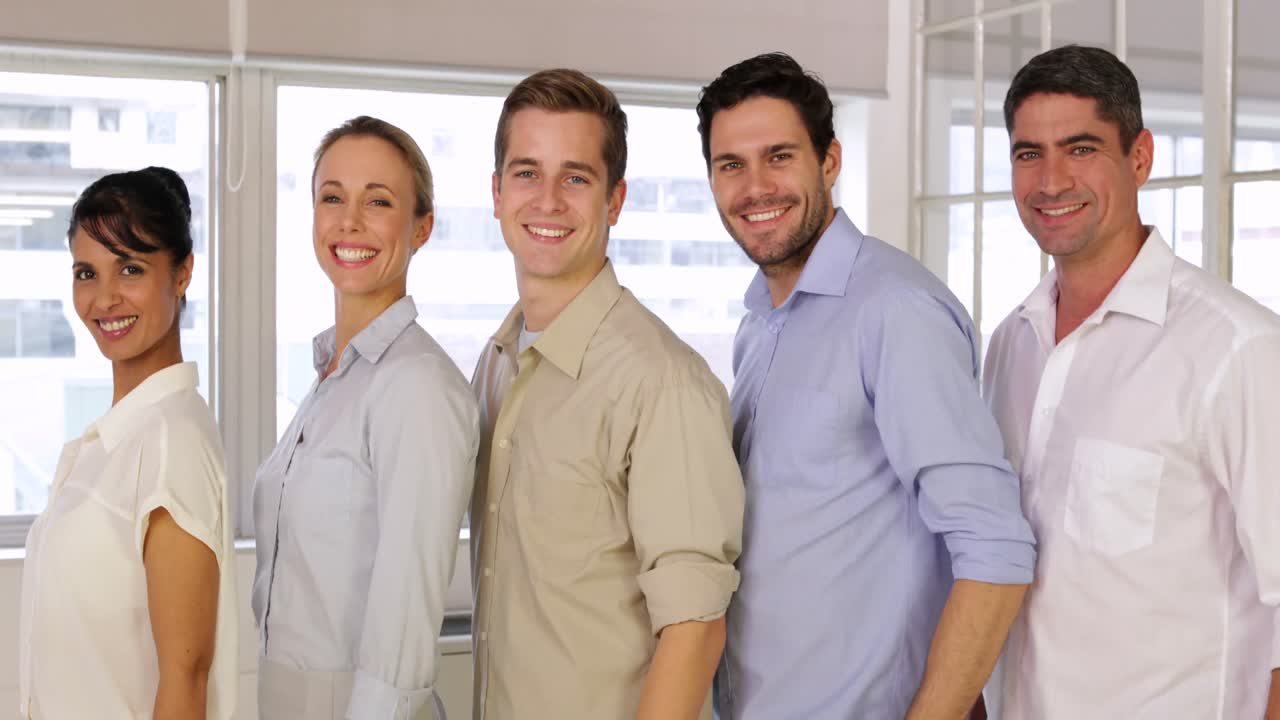 empresários atraentes posando mostrando polegares para cima