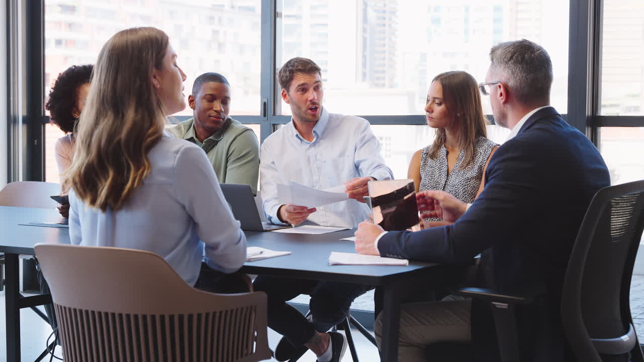 reunión del equipo de negocios multicultural alrededor de la mesa de la sala de juntas de la oficina con computadoras portátiles discutiendo documentos