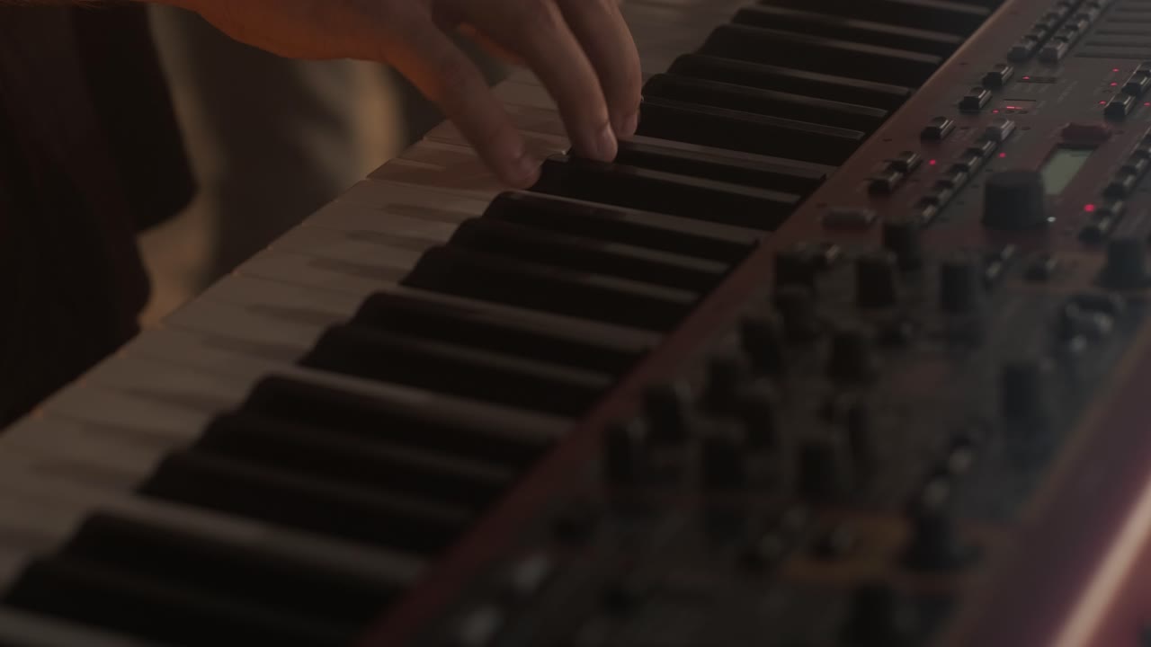 actuación en vivo de la banda con cantante, bajista, pianista, baterista y guitarrista