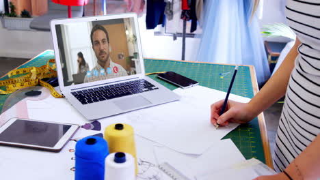 diseñadora que tiene una videoconferencia