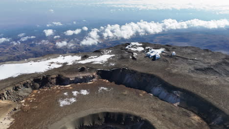 tomada de avión no tripulado del pico uhuru en el monte kilimanjaro con el cráter volcánico debajo. fotografía aérea que revela lentamente