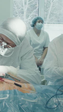 el personal médico realiza una cirugía cardíaca. el cirujano realiza una operación que salva vidas para desviar la arteria coronaria bloqueada asegurando que el corazón del paciente continúe funcionando