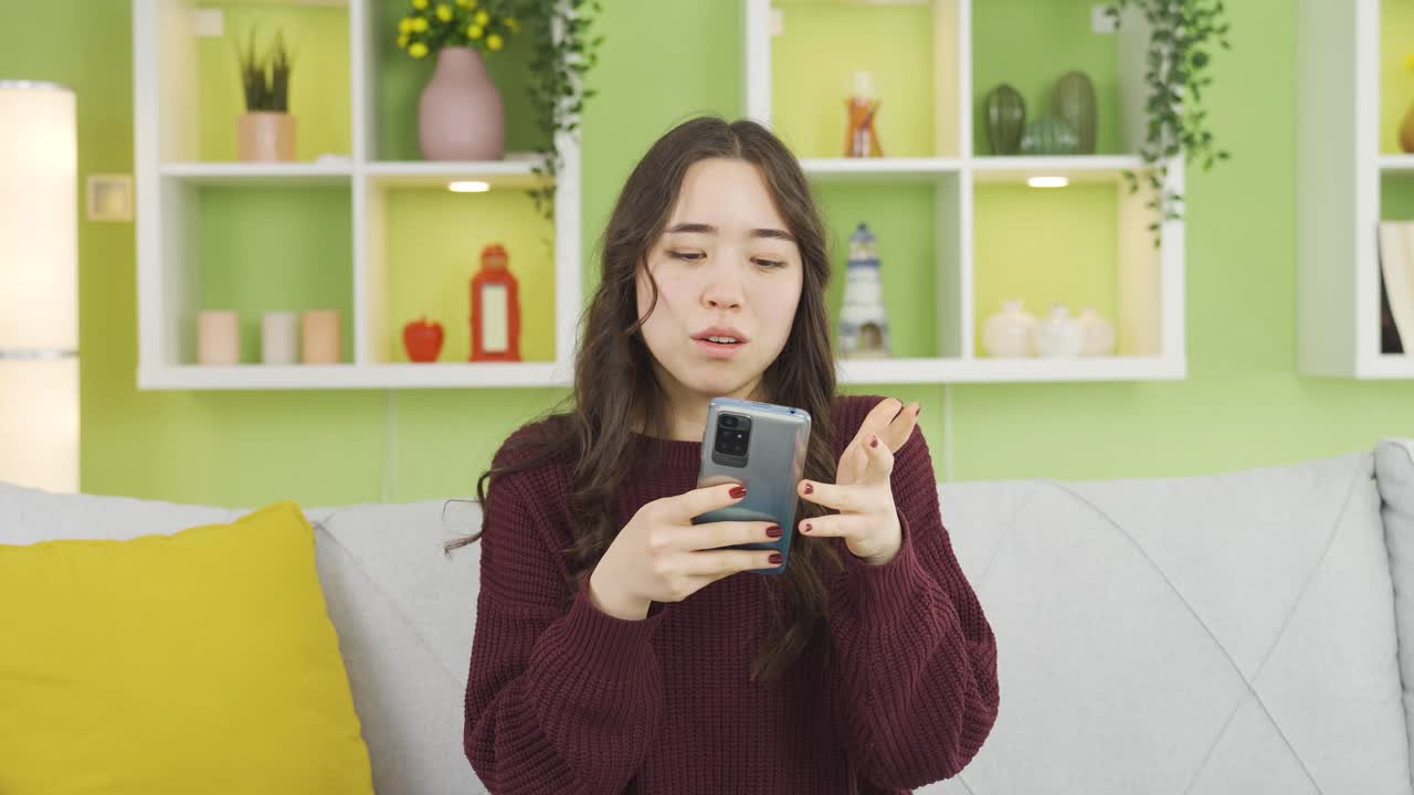 ⁇ 드폰 배터리가 고갈된 아시아 젊은 여성이 좌절합니다.