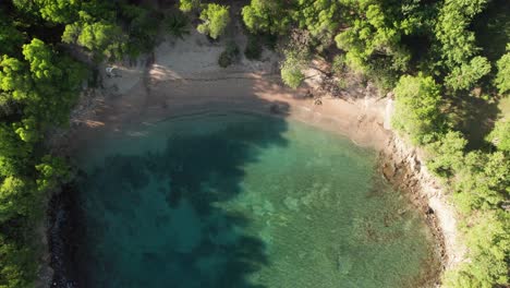 Kleine-Bucht-Mit-Strand-Und-Türkisfarbenem-Wasser