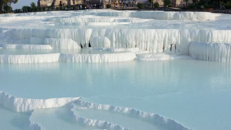 Luftaufnahme,-Natürliche-Travertinbecken-Und--terrassen-In-Pamukkale,-Baumwollschloss-In-Der-Türkei,-UNESCO-Weltkulturerbe,-Denizli,-Geothermische-Quellen-Von-Pamukkale,-Travertinterrassen,-Antike-Stadt-Hierapolis