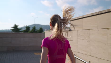 mujer corriendo al aire libre