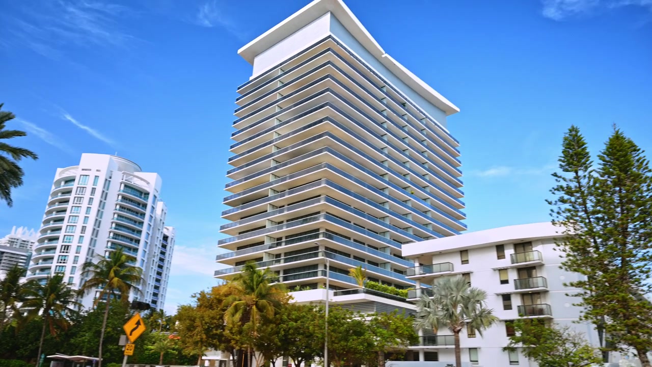 Miami, USA, 16 aprile 2026: Traffico su Collins Avenue tra i condomini di Miami Beach. Scena stradale con pickup bianco in movimento, palme, segnali stradali e grattacieli a Miami Beach.