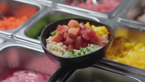 Poke-Bowl-De-Salmón-Hawaiano-Y-Atún-Aleta-Amarilla-Con-Algas-Secas-O-Láminas-De-Nori