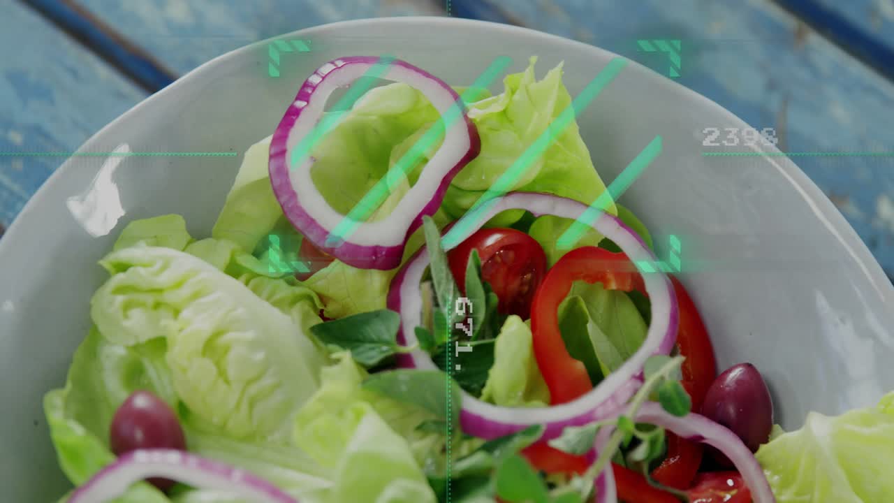 Mangkuk salad keramik putih masih diputar, HUD hijau bergeser diagonal, kamera memperbesar untuk menunjukkan konten