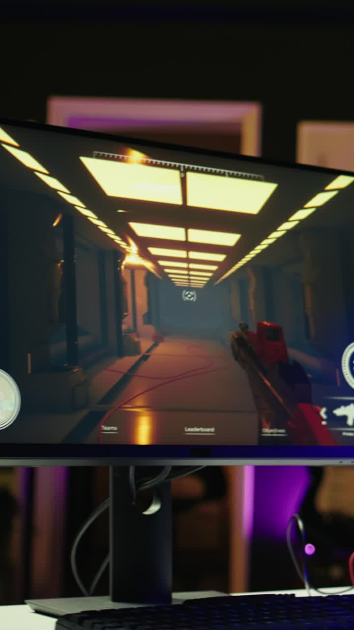 Videogioco FPS con video verticale aperto sullo schermo del PC e periferiche del computer in un appartamento