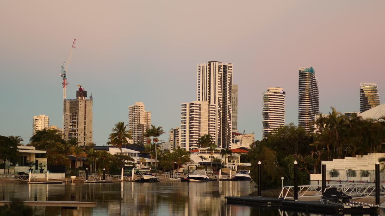바쁜 도시 스카이라인 뒤에 있는 일몰의 타임스