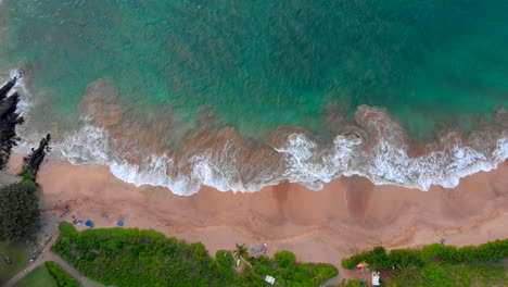 Hermosa-Toma-épica-De-Drones-4k-En-Maui-Cerca-De-Kihei-Mirando-Hacia-Abajo-En-La-Toma-Estacionaria-De-La-Playa