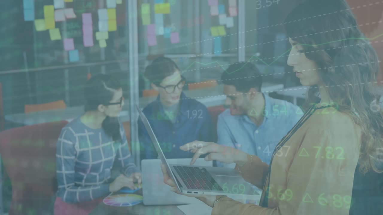 animación del procesamiento de datos financieros sobre diversas personas de negocios que utilizan computadora en la oficina