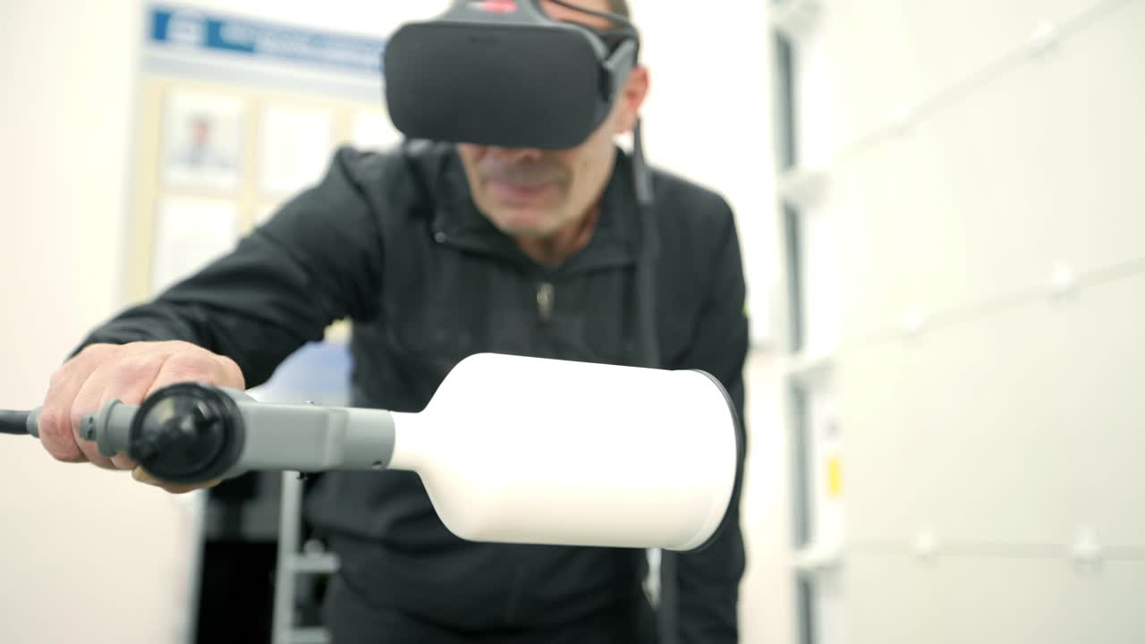 trabajador que utiliza equipos de pintura por aerosol y por pulverización