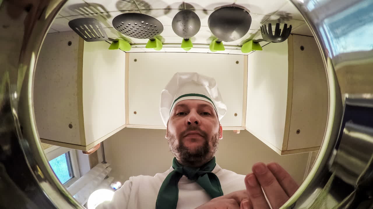 셰프는 수프에 향신료를 첨가합니다.