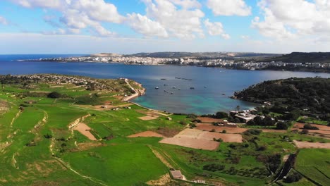 video aéreo de drones de malta, área de selmun en un soleado día de otoño