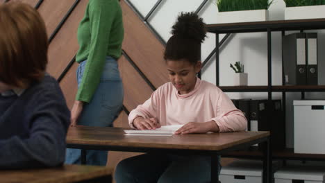 chica afroamericana en la escuela