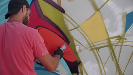 artista de graffiti pintando con spray de aerosol 4k