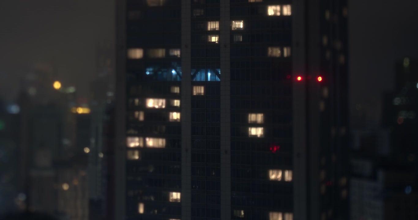 都市の夜景、ライトアップされた高層ビルの窓