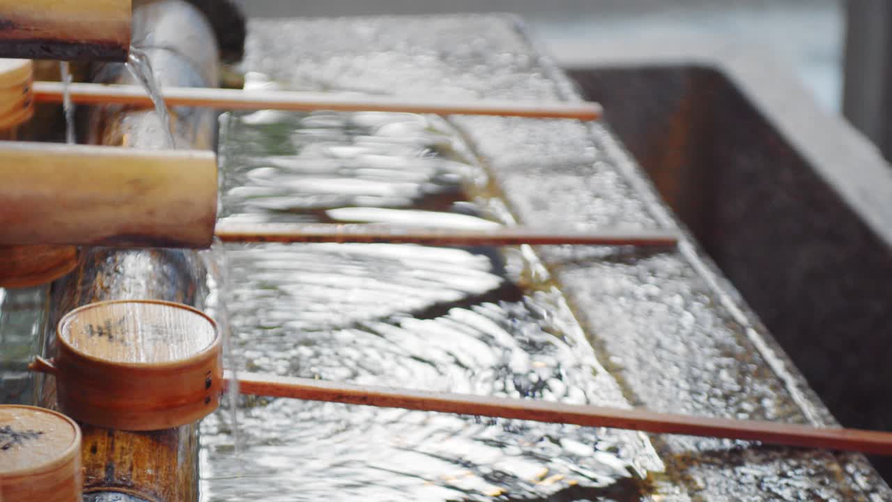 diapositiva, tiro, de, agua, salir, de, un, bambú, en, un, templo, en, kyoto, japón, 4k, cámara lenta