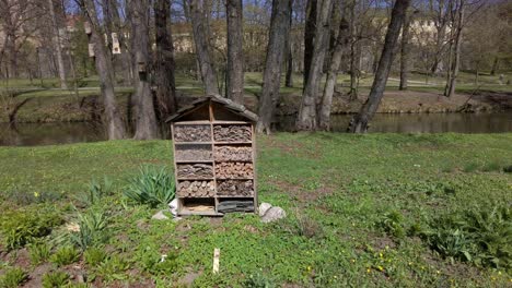 Insektenhaus,-Das-Bei-Sonnigem-Wetter-In-Der-Nähe-Des-Flusses-Als-ökologischer-Zufluchtsort-Für-Insekten-Errichtet-Wird