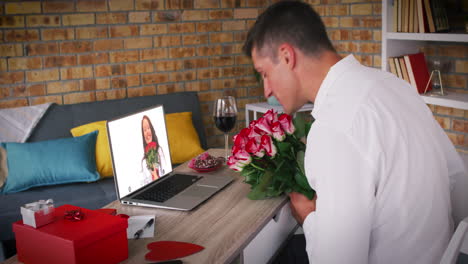 una pareja celebra el día de san valentín en línea con flores y besos virtuales durante el bloqueo.