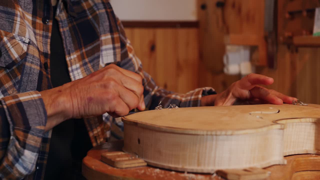 luthier femenina en el trabajo en su taller