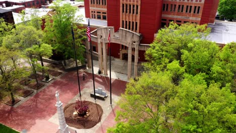 edificio rojo con la bandera de los estados unidos