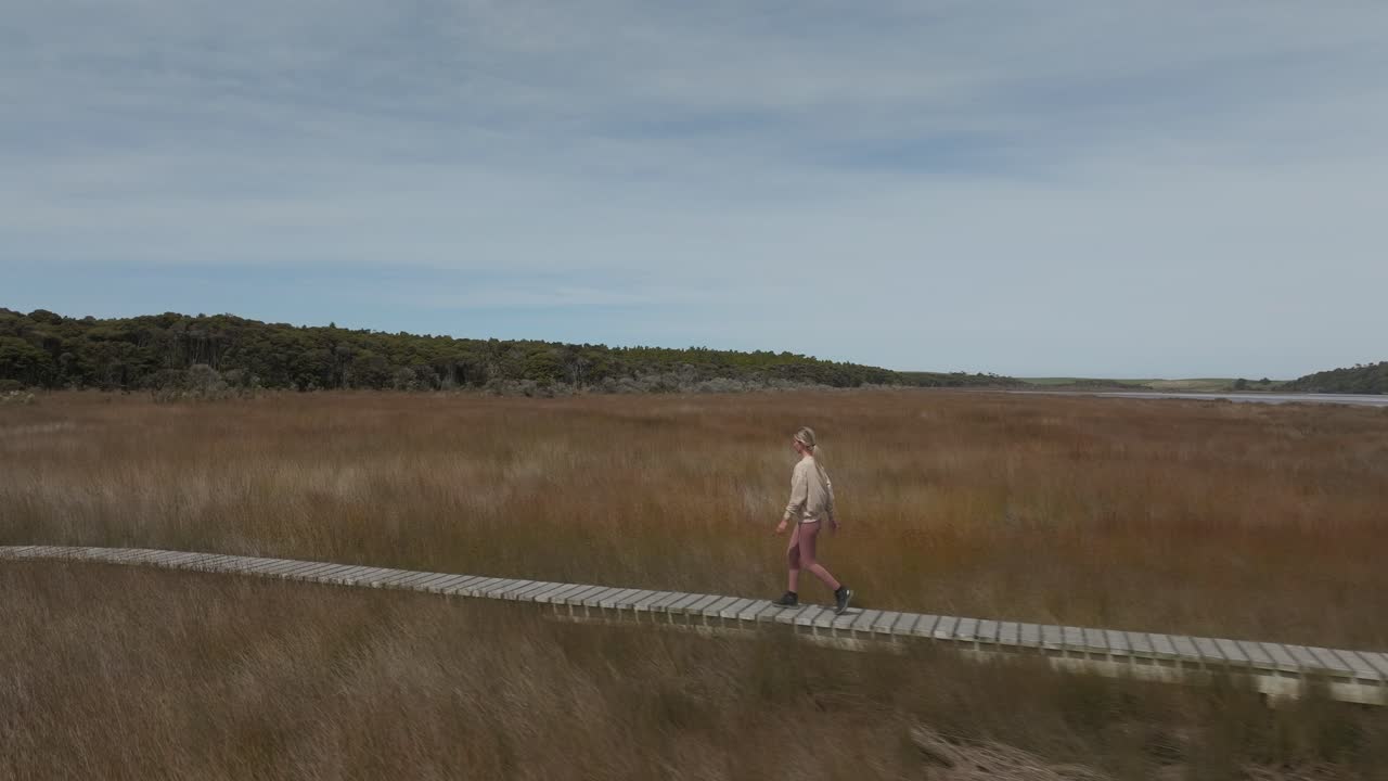 뉴질랜드의 타우투쿠 강어귀 산책로를 방문하는 여성 여행자, 공중