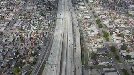 Antena:-Búsqueda-Aérea-Lenta-Sobre-La-Autopista-110-Con-Poco-Tráfico-De-Automóviles-En-Los-ángeles,-California-En-Un-Día-Nublado