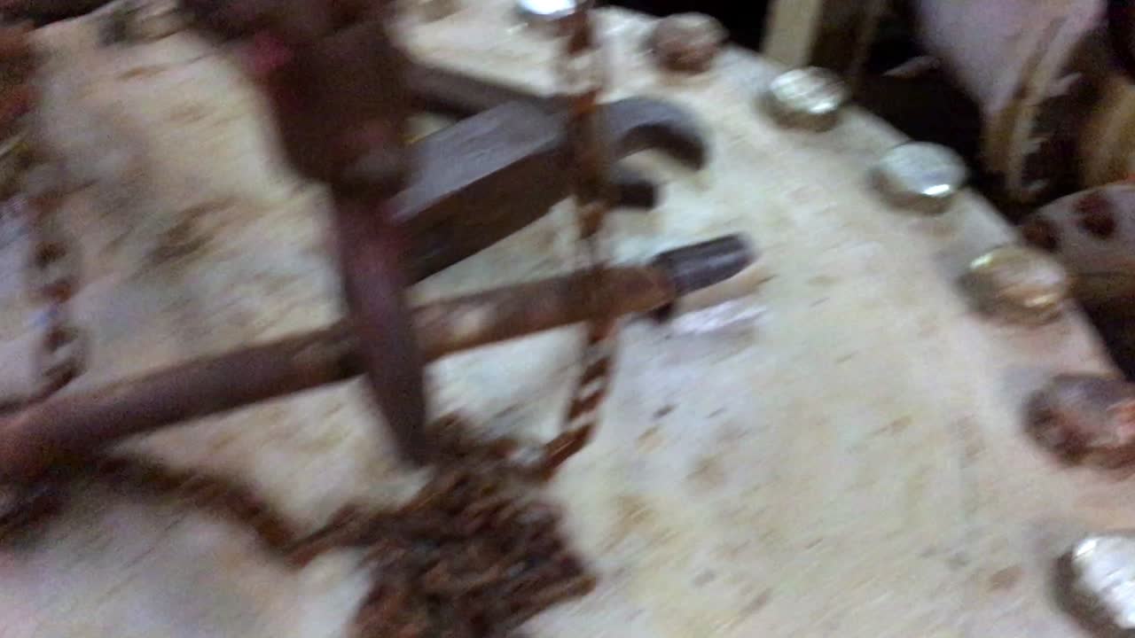 배에 동력을 공급하는 데 사용되는 대형 파이프와 필터를 보여주는 패닝 샷