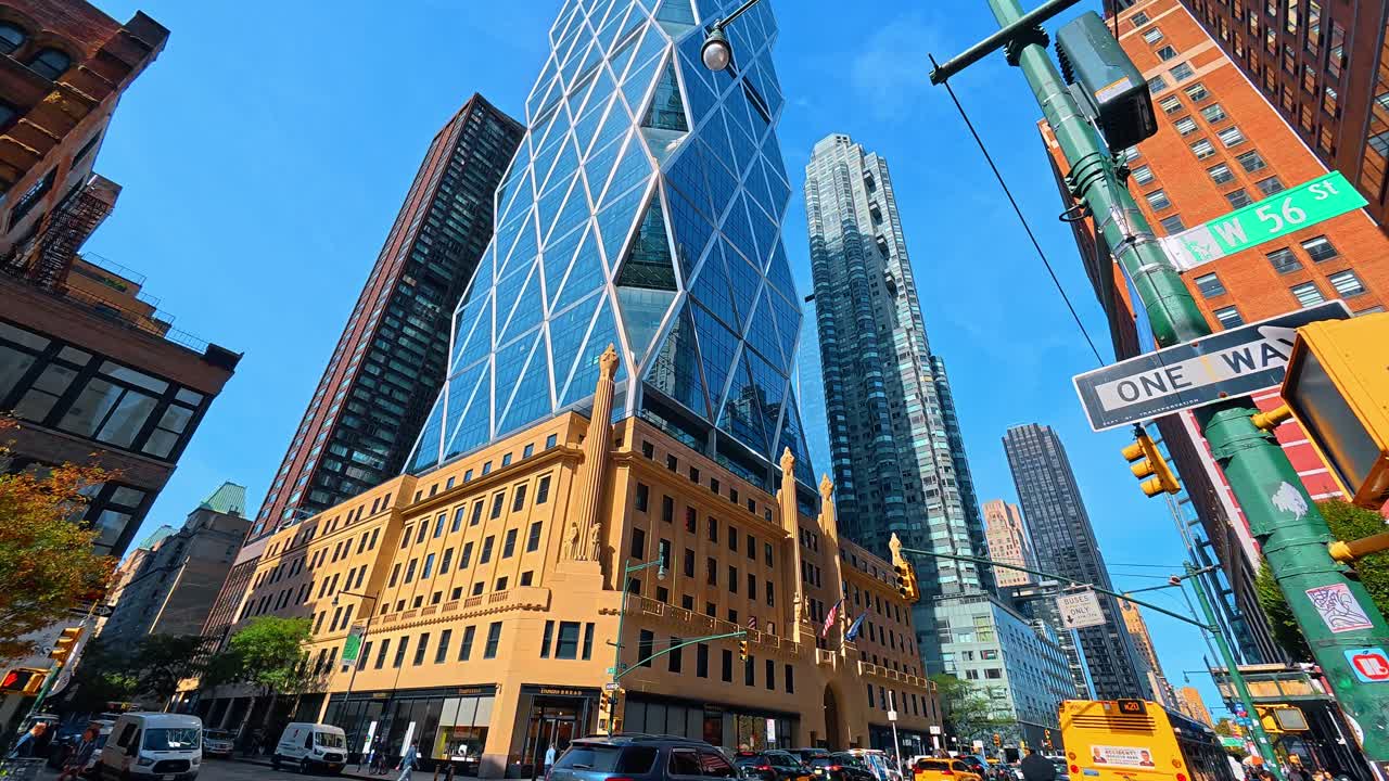 New York, ABD, 7 Ağustos 2025: New York Şehri'ndeki Midtown Manhattan'da Hearst Kulesi mimarisi ve sokak trafiği