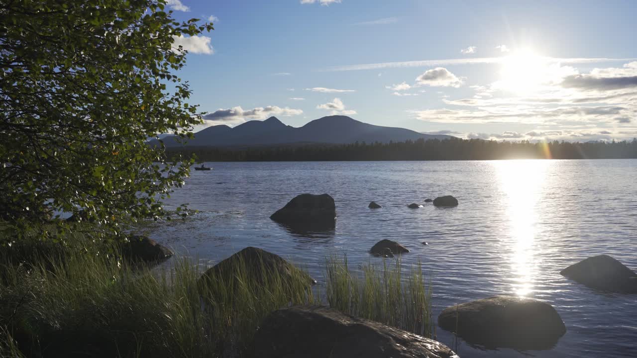 paisaje icónico de montaña y lago en noruega, femunden