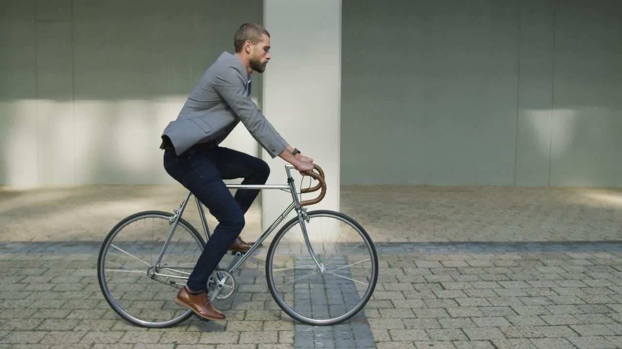 이동 중인 전문적인 젊은이